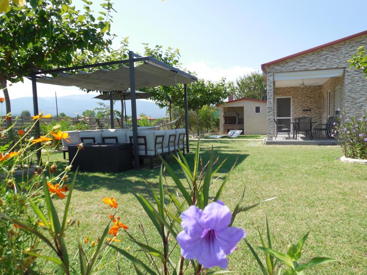 Costa Petra - Luxury Seaside Cottage With Garden - Vacation House For Families In Greece Néa Meságkala Zewnętrze zdjęcie